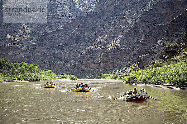 Menschen in Flößen und Ruderbooten auf dem Green River im Abschnitt Desolation/Gray Canyon  Utah  USA