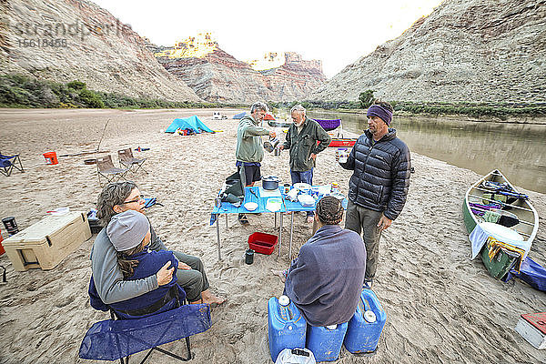 Gruppe von Familie in der Nähe Camp Küche in der Nähe von Colorado River in Canyonlands National Park  Utah