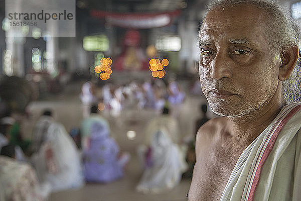 Naamghar Tempel Priester Chanting Morgengebete vor dem Altar  dass Srimad Bhagwat Puran hat