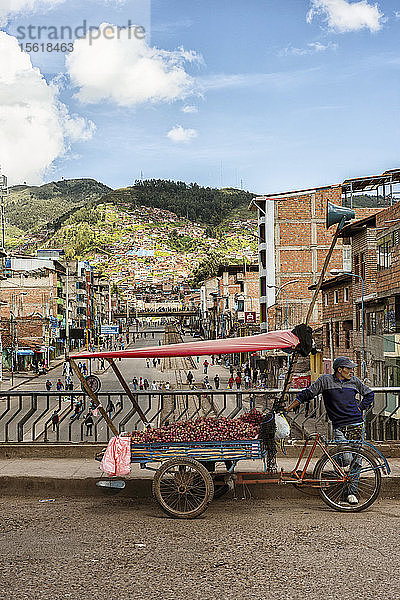 Ein Verkäufer  der auf der Straße in Cusco steht  Peru