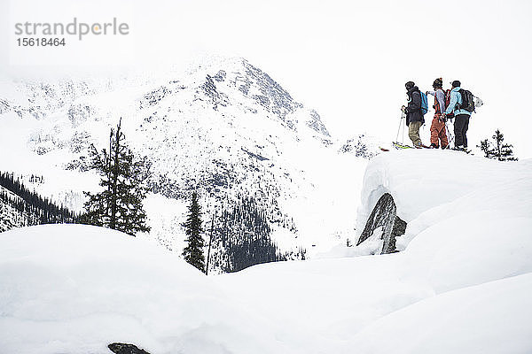 Drei Freunde beim Skitourengehen in einer verschneiten Region in Kanada