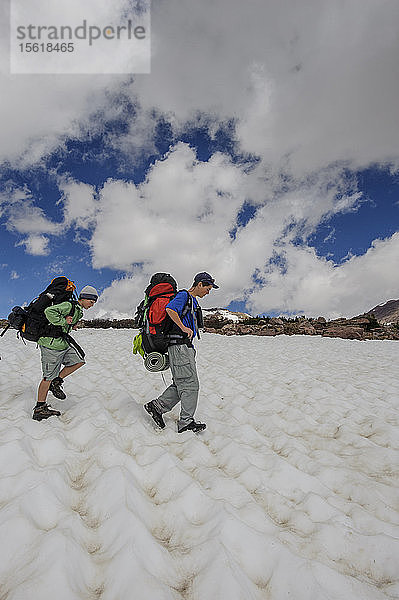 Die Jungen durchqueren ein Schneefeld im Garfield Basin am vierten Tag der sechstägigen Rucksacktour von Troop 693 in der High Uintas Wilderness Area  Uintas Range  Utah