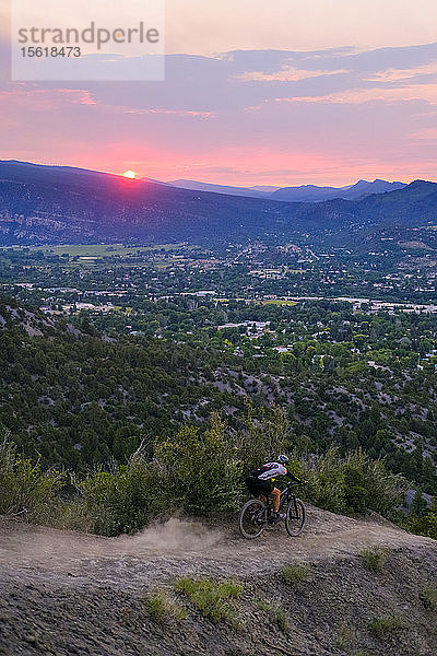 Männlicher Mountainbiker fährt bei Sonnenuntergang den Hogs Back in der Nähe von Durango hinunter  Colorado  USA