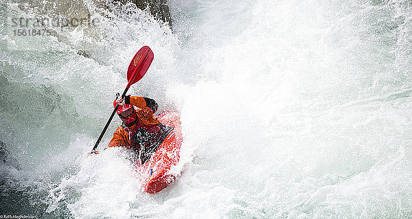Blick auf einen Kajakfahrer Kajakfahren durch schwere Wasserfall in der Schweiz