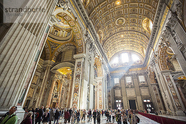 Sonnenlicht strömt in eine Kathedrale im Vatikan  Rom  Italien