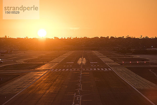 Eine leere Start- und Landebahn bei Sonnenuntergang in San Diego  Kalifornien.