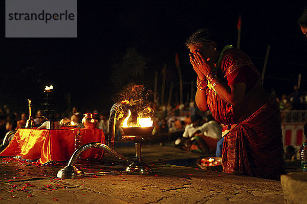 Haridwar Ganga Aarti Zeremonie in Varanasi  Uttar Pradesh  Indien