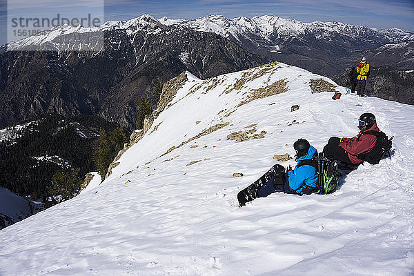 Snowboarder hängen oben auf einem Berggipfel in Utah ab