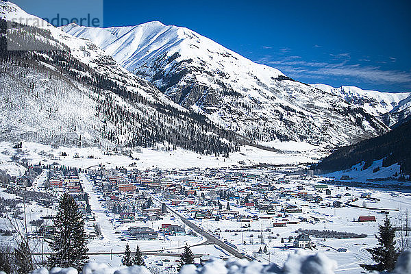 Ein sonniger Morgen in der schneebedeckten Bergstadt Silverton  Colorado.