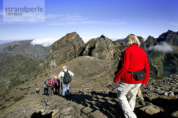 Wanderer steigen vom Gipfel des Pico do Areeiro in Madeira  Portugal  ab