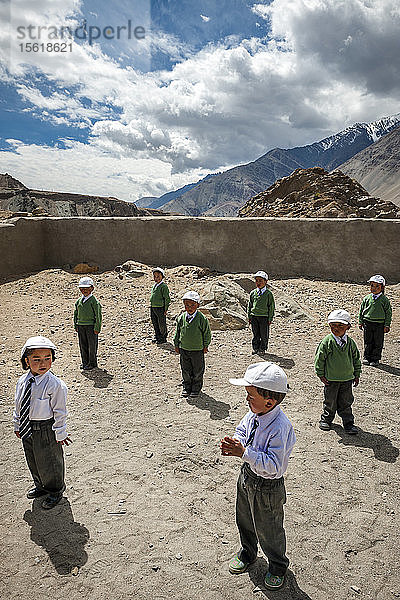 Ladakh (Land der hohen Pässe) ist eine Region Indiens im Bundesstaat Jammu und Kaschmir  die sich derzeit von der Karakoram-Bergkette im Norden bis zum Großen Himalaya im Süden erstreckt und von Menschen indoarischer und tibetischer Abstammung bewohnt wird. Es ist eine der am dünnsten besiedelten Regionen in Jammu und Kaschmir und seine Kultur und Geschichte sind eng mit der Tibets verwandt.
