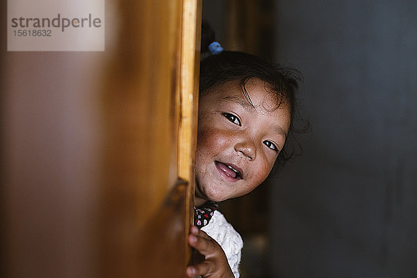 Die Gästehäuser im Himalaya sind voller fröhlicher Kinder  die ebenso neugierig wie schüchtern sind  sich aber in der Regel gerne fotografieren lassen  Phakding  Solu Khumbu  Nepal