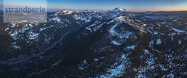 Lassen National Park  Kalifornien. Im Winter 2014 gab es aufgrund der Dürre nur sehr wenig Schnee. Mt. Lassen ist der höchste Berg auf der rechten Seite