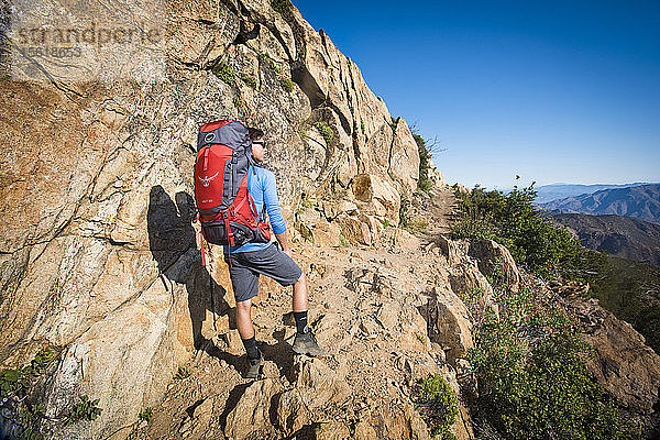 Junger Mann auf dem Pacific Crest Trail in der Nähe des Mount Laguna  Kalifornien  USA  stehend