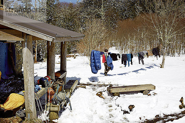 Die Ausrüstung eines Wanderers trocknet auf einer Wäscheleine vor einer Schutzhütte in den Great Smokey Mountains. Schutzhütten werden von Gruppen entlang des Appalachian Trail gebaut und unterhalten