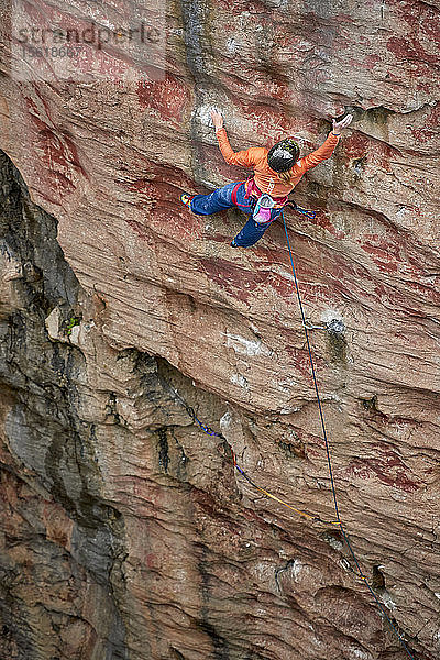 Die Profikletterer Jacopo Larcher  Barbara Zangerl  Roland Hemetzberger und Lara Neumeier auf einer Klettertour in Wales  Großbritannien.