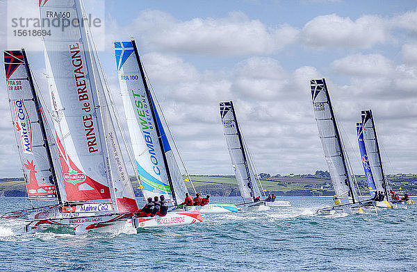 22 Diam 24 One Design beim Grand Prix Guyader  Bucht von Douarnenez  Bretagne  Frankreich. Die Diam 24OD ist schnell bei leichtem Wind und selbstbewusst bei stärkerer Brise  ohne dass man dafür sportliche Höchstleistungen erbringen muss. Die Diam 24 ist das neue Boot für die Tour de France ?ï¿½ la Voile 2015.