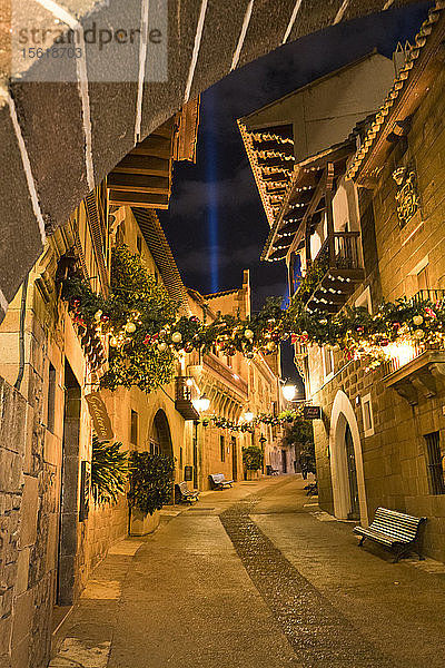 Eine schöne Gasse ist nachts in Barcelona  Spanien  beleuchtet.