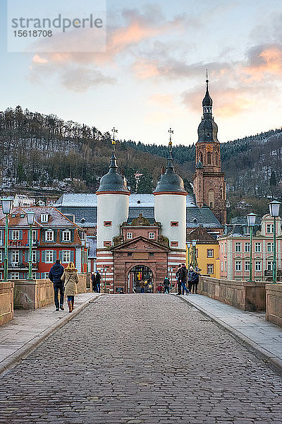 Die Karl-Theodor-Brücke (deutsch: Karl-Theodor-Brücke)  im Volksmund auch Alte Brücke genannt  ist eine steinerne Brücke in Heidelberg  die den Neckar überquert. Sie verbindet die Altstadt mit dem östlichen Teil des Stadtteils Neuenheim am gegenüberliegenden Ufer. Die heutige Brücke aus Neckartalsandstein  die neunte an dieser Stelle  wurde 1788 von Kurfürst Karl Theodor erbaut und ist eines der bekanntesten und erstaunlichsten Wahrzeichen und touristischen Ziele in der Geschichte Heidelbergs  Baden-Württembergs  Deutschland