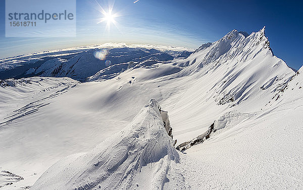 Die Chilkat Range in Haines  Alaska  ist im Frühjahr ein Ziel für Skifahrer und Snowboarder  die mit dem Hubschrauber unterwegs sind.