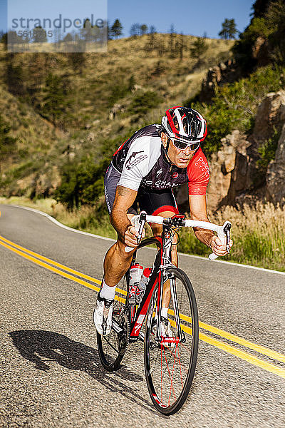 Walter Durrer  Radsportler des Team Rio  fährt mit seinem Fahrrad die Rist-Schlucht hinunter.