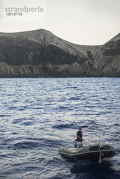 Foto eines Mannes in einem Motorboot nahe der Küste der Insel San Benedicto  Revillagigedo-Inseln  Kolima  Mexiko