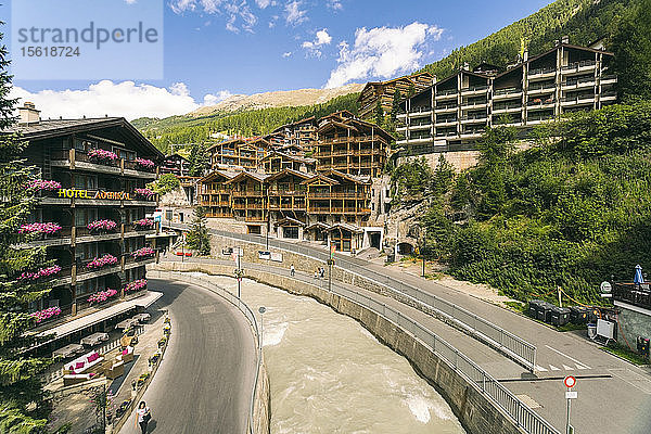 Malerisches Dorf und Straï¿½e in den Alpen unter bewölktem Himmel  ï¿½Zermatt  ï¿½Valais  Schweiz