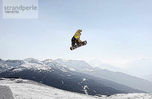 James Phillips beim Snowboarden in Les Arcs