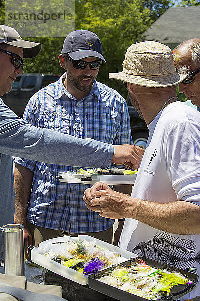 Angler bei der Auswahl von Fliegenködern in einem Geschäft für Outdoor-Fischerei  Massachusetts  USA