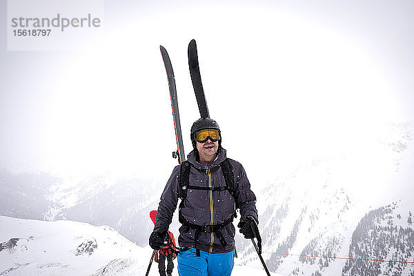 Lächelnd Skifahrer stehend auf dem Gipfel des Silverton Mountain in Colorado  USA