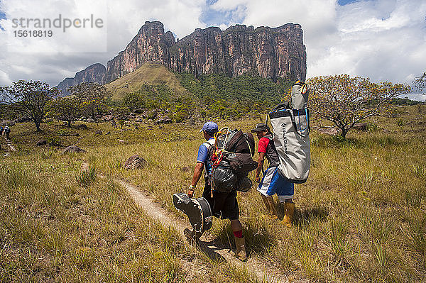Zwei männliche Wanderer beim Erkunden des Auyan Tepui  La Gran Sabana  Venezuela