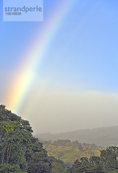 Regenbogen über dem zentralen Hochland nach einem Regen  Provinz Alajuela  Costa Rica
