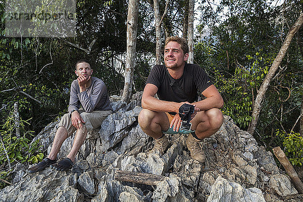 Jan (rechts) und Robert Hahn genießen die Aussicht von einem Aussichtspunkt oberhalb von Muang Ngoi  Laos.