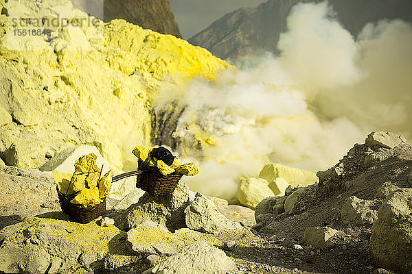 Schwefelabbau im Krater des Vulkans Kawah Ijen  Banyuwangi  Java  Indonesien