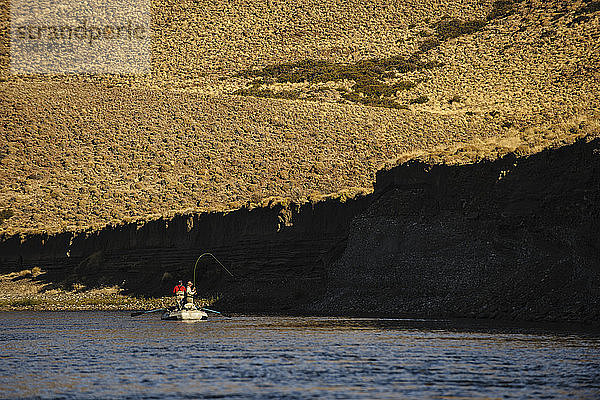 Fliegenfischen am Rio Collon Cura bei San Martin de los Andes  Patagonien  Argentinien.