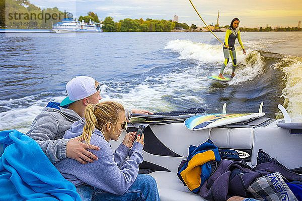 Herbstliches Wake-Surfen.