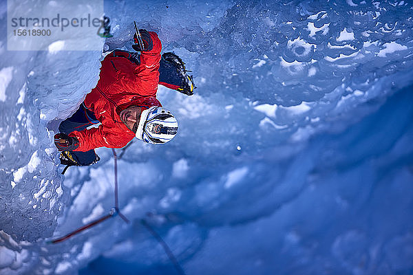 Eiskletterer beim Besteigen des Eisfalls Fluido azzurro  Simplonpass  Kanton Wallis  Schweiz