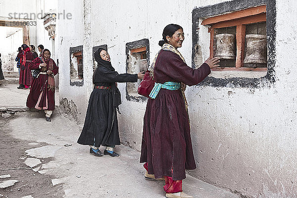 Ladakhische Frauen drehen Gebetsmühlen im Hemis-Kloster