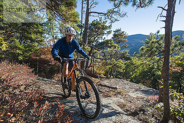 Mountainbiker auf den nackten Granitplatten der Whitehorse Ledge  New Hampshire