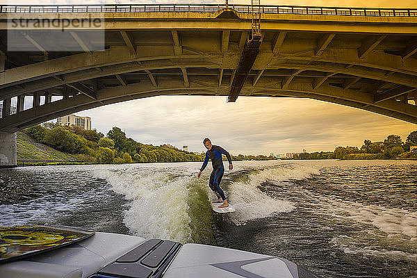 Herbstliches Wake-Surfen.