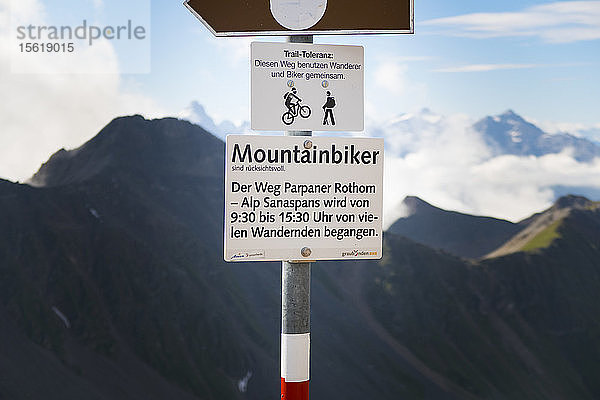 Nahaufnahme eines Hinweisschildes  das darauf hinweist  dass Mountainbiker auf dem Trail in der Schweiz Rücksicht aufeinander nehmen müssen