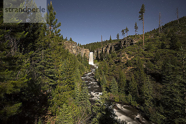 Das Mondlicht belebt die Landschaft um die Tumalo Falls in Zentral-Oregon.