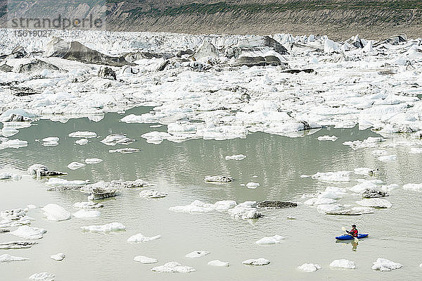 Entfernte Ansicht von Kajakfahrer Navigieren Eis in Lowell Lake  Kanada