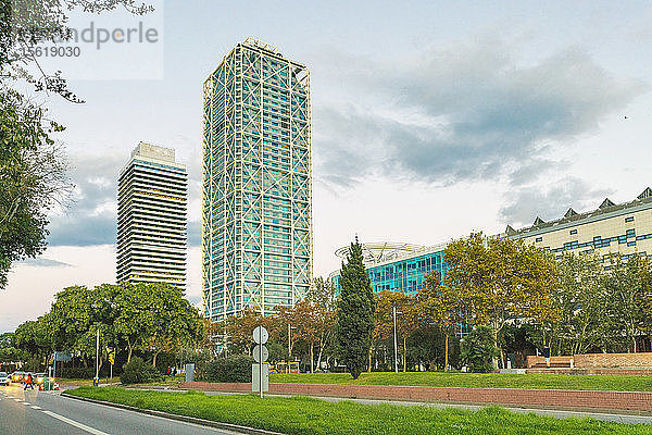 Moderne Wolkenkratzer und Straße im Park Placa dels Voluntaris Olimpics  Barcelona  Katalonien  Spanien