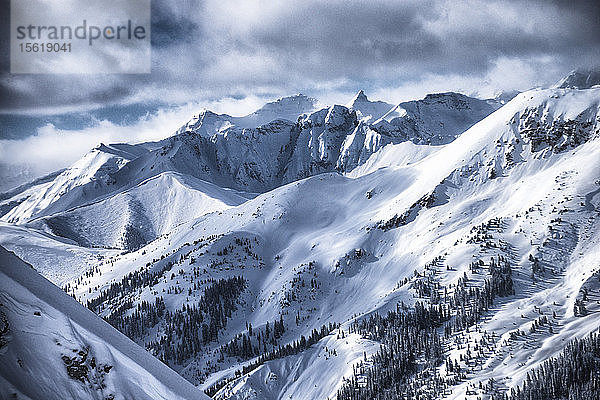 Der dramatische Blick auf die schneebedeckten Gipfel des Silverton Mountain in Colorado.