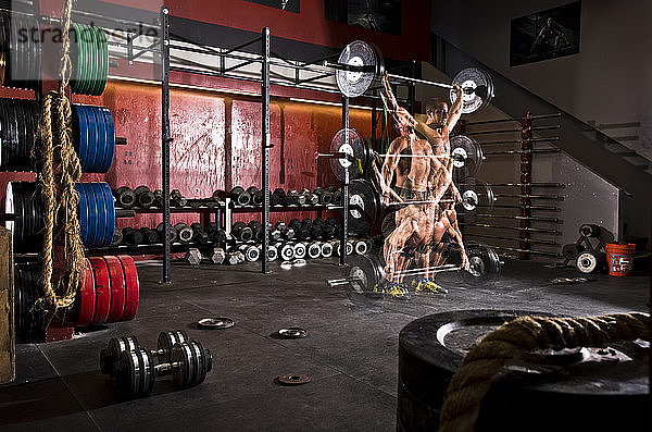 Mehrfachbelichtung eines Crossfit-Sportlers bei einer Langhantelübung in einem Fitnessstudio in San Diego  Kalifornien.