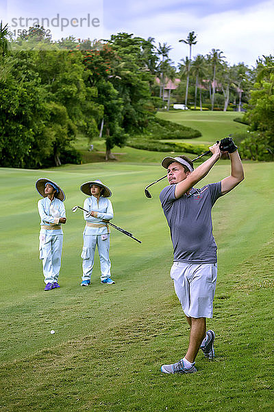 Golfspieler und Caddys  Bali  Indonesien