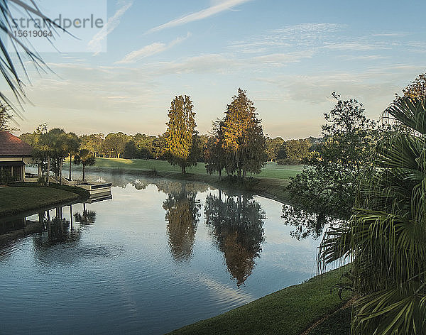 Sonnenaufgang auf einem Golfplatz