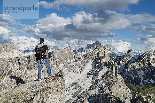 Ein Mann  der auf dem Gipfel des Nuvolau in den Dolomiten steht  Italien