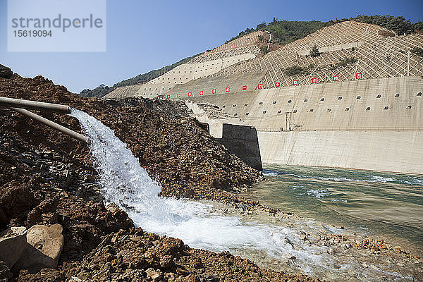 Das Wasser wird aus dem ursprünglichen Flusskanal gepumpt - der jetzt eine Baustelle für den Staudamm Nr. 5 ist -  da der Nam Ou Fluss in Laos stattdessen durch einen Umleitungsdamm (Kasten) fließt. Der Damm wird eine maximale Höhe von 74 m und eine installierte Gesamtleistung von 240 MW haben.